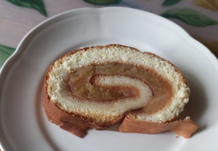 Prosta rolada biszkoptowa ze smażonymi jabłkami