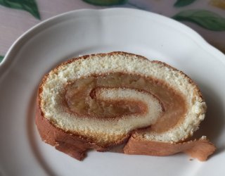 Prosta rolada biszkoptowa ze smażonymi jabłkami