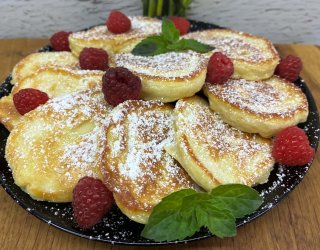 Puszyste placuszki jabłkowe z jogurtem greckim i bananem