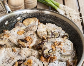 Polędwiczki wieprzowe w sosie kurkowym z miso i śmietanką