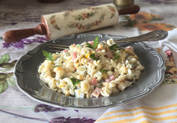 Swojska sałatka makaronowa