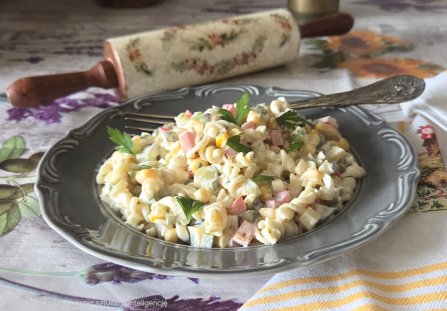 Swojska sałatka makaronowa