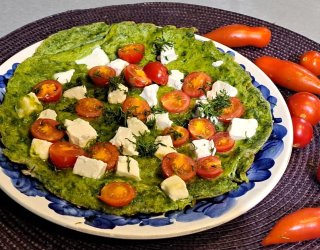 Zielony omlet z pomidorkami koktajlowymi i serem feta.