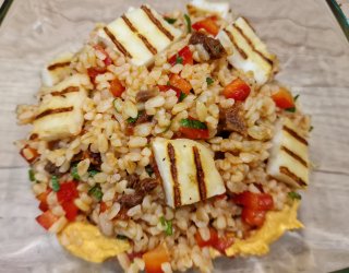 Sałatka z kaszą bulgur, halloumi i hummusem