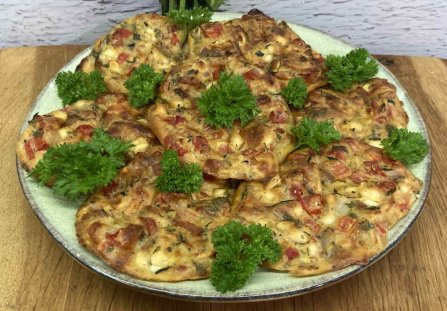 Placuszki pieczone z warzywami i szynką -szybkie i proste.