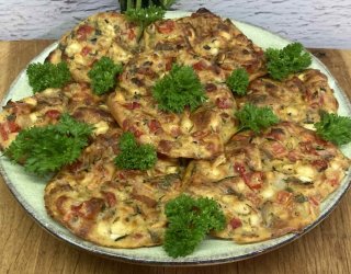 Placuszki pieczone z warzywami i szynką -szybkie i proste.