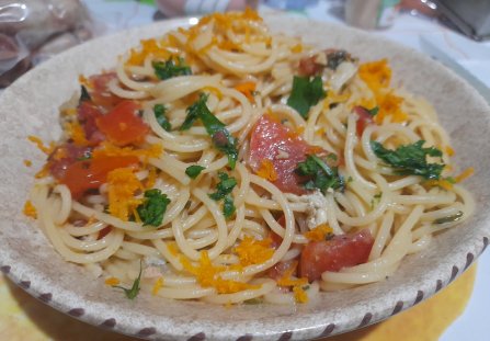 Spagetti oglio ,aglio, świeżymi pomidorami i peperoncino