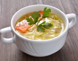 Rozgrzewający rosół z pieczonych warzyw i mięsa