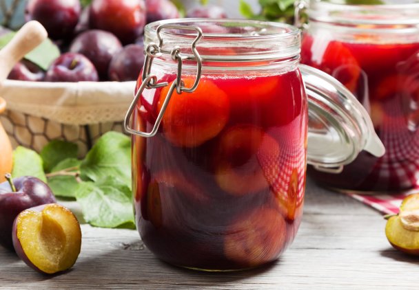 Śliwki w zalewie balsamicznej - doskonały dodatek do serów i pieczonych mięs