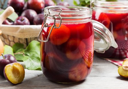 Śliwki w zalewie balsamicznej - doskonały dodatek do serów i pieczonych mięs