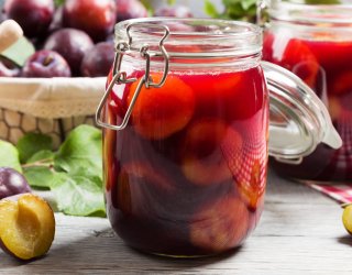 Śliwki w zalewie balsamicznej - doskonały dodatek do serów i pieczonych mięs