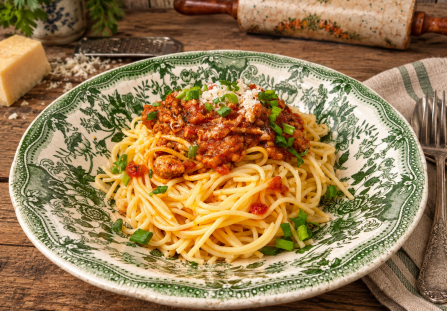 Spaghetti z mięsem w sosie pomidorowym