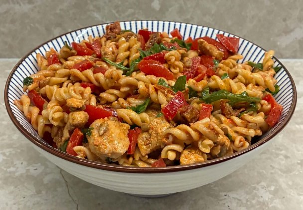 Szybka sałatka z kurczakiem i pesto – idealna na obiad i imprezę