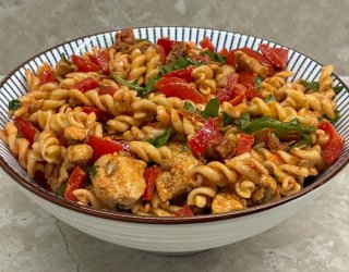 Szybka sałatka z kurczakiem i pesto – idealna na obiad i imprezę
