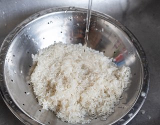 Płukanie ryżu przed gotowaniem. Sprawdziłam, czy naprawdę robi różnicę