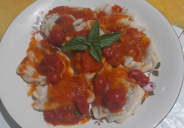 Culurgiones pierożki z ziemniakami i szałwią polane sosem pomidorowym