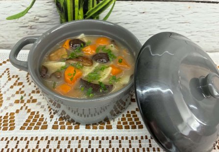 Zupa z leśnych podgrzybków z łazankami