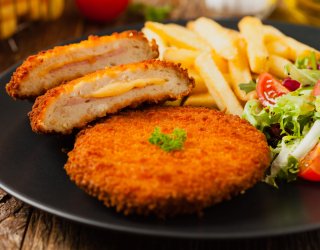 Na obiad zrób mięciutkie kotlety drobiowe z ciągnącym się serem. W sam raz zamiast suchego filetu