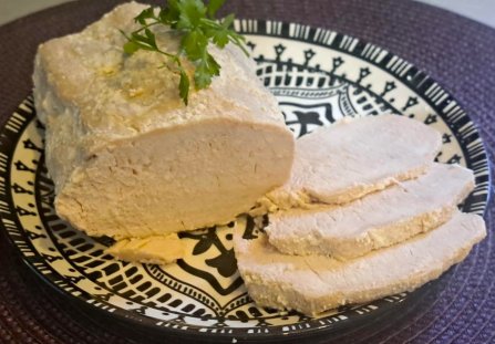 Schab gotowany w mleku z dodatkiem wody i majonezu.