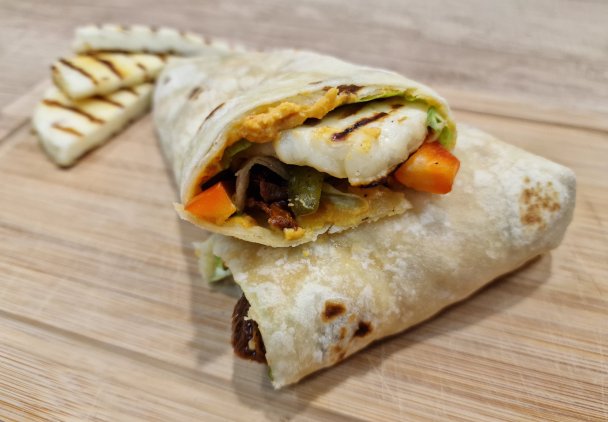 Tortilla z hummusem, halloumi i warzywami