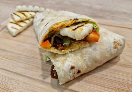 Tortilla z hummusem, halloumi i warzywami