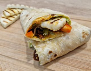 Tortilla z hummusem, halloumi i warzywami