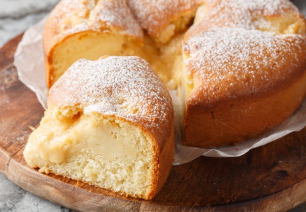 Sekret idealnego ciasta z gruszkami i budyniem. Smakuje jak z najlepszej cukierni