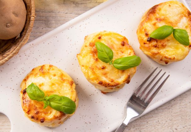 Zgnieć ziemniaki, dodaj ser i zapiecz. Trik na muffiny z ugotowanych ziemniaków, które rzucają na kolana