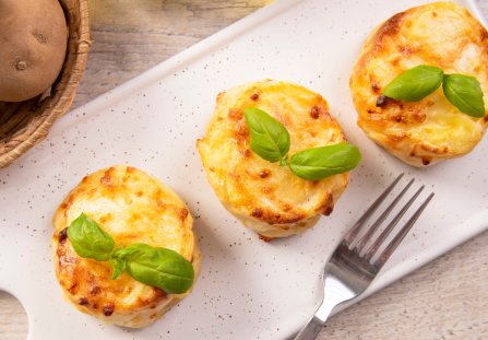 Zgnieć ziemniaki, dodaj ser i zapiecz. Trik na muffiny z ugotowanych ziemniaków, które rzucają na kolana