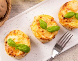 Zgnieć ziemniaki, dodaj ser i zapiecz. Trik na muffiny z ugotowanych ziemniaków, które rzucają na kolana