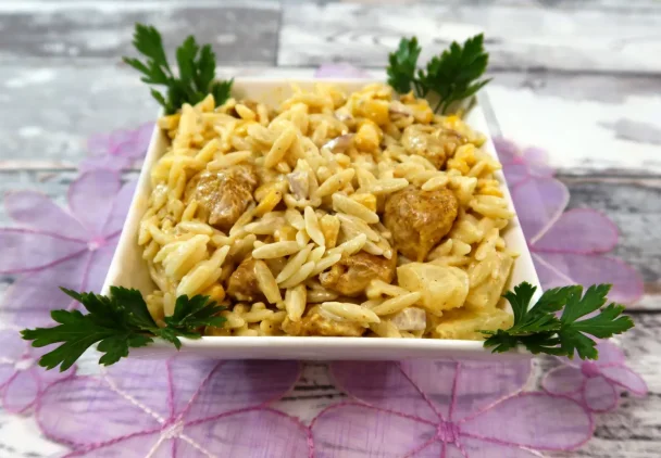 Sałatka z makaronem orzo, kurczakiem i ananasem