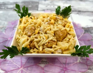 Sałatka z makaronem orzo, kurczakiem i ananasem