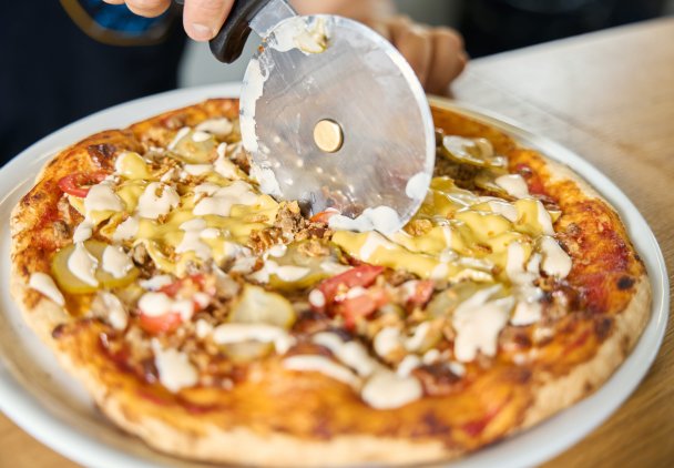 Najlepsza domowa pizza z kebabem. Sekret tkwi w idealnym wykończeniu sosami