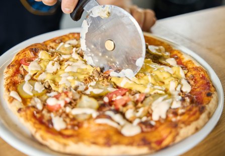 Najlepsza domowa pizza z kebabem. Sekret tkwi w idealnym wykończeniu sosami