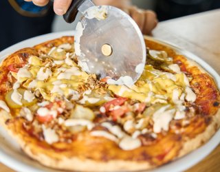 Najlepsza domowa pizza z kebabem. Sekret tkwi w idealnym wykończeniu sosami