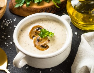 Masz w lodówce pieczarki i serki topione? Zobacz, jak ugotować ekspresową zupę