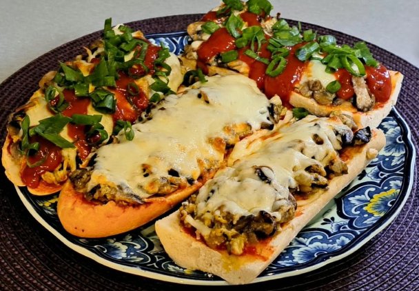 Chrupiące domowe zapiekanki z pieczarkami z jajkiem i serem mozzarella.