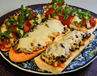 Chrupiące domowe zapiekanki z pieczarkami z jajkiem i serem mozzarella.