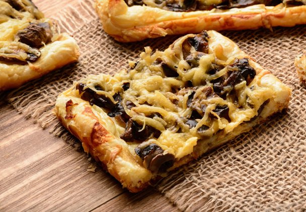 Rozwiń ciasto francuskie i dołóż podsmażone pieczarki z serem. Ta tarta to ekspresowy hit