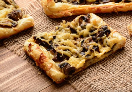 Rozwiń ciasto francuskie i dołóż podsmażone pieczarki z serem. Ta tarta to ekspresowy hit