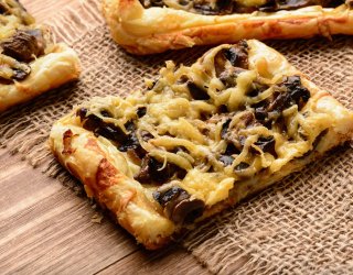 Rozwiń ciasto francuskie i dołóż podsmażone pieczarki z serem. Ta tarta to ekspresowy hit