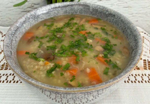 Zupa z podgrzybków z kaszą – aromatyczna, sycąca i pełna leśnego smaku