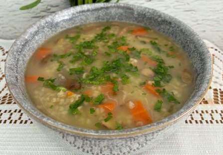 Zupa z podgrzybków z kaszą – aromatyczna, sycąca i pełna leśnego smaku
