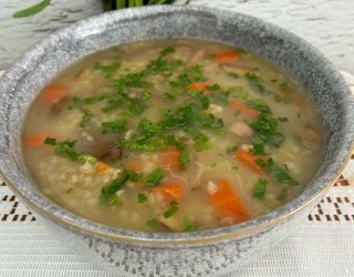 Zupa z podgrzybków z kaszą – aromatyczna, sycąca i pełna leśnego smaku