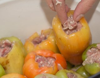 Wypełnij kolorowe papryki mięsem i ryżem. Ten obiad zachwyci całą rodzinę