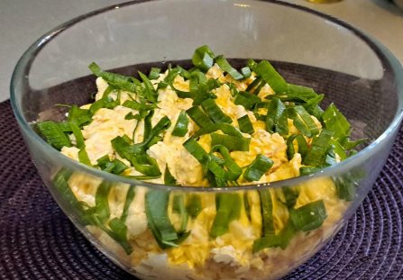 Jajeczna pasta z serem mozzarella i szynką.