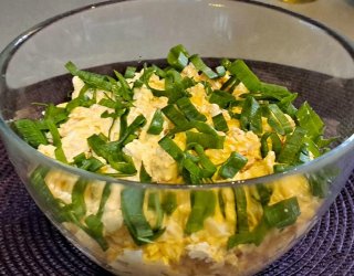 Jajeczna pasta z serem mozzarella i szynką.