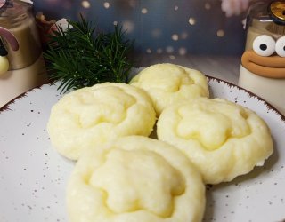 Ozdobne kluski z ziemniakami i serkiem wiejskim