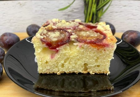 Szybkie ciasto ze śliwkami na dużą blachę