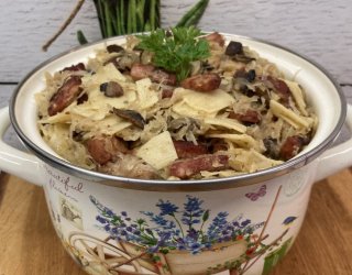 Łazanki z kapustą boczkiem, kiełbasą i pieczarkami